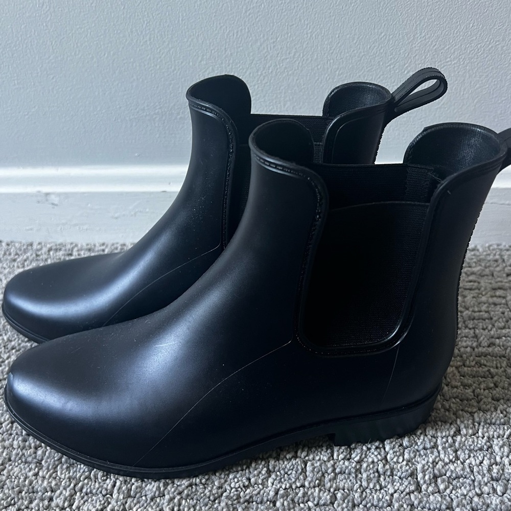 Women’s size 9 black rain boots